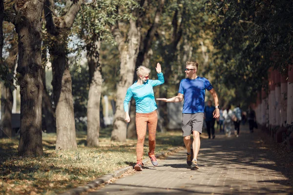 Foto von glücklichen Sportlern beim Händedruck beim morgendlichen Joggen — Stockfoto