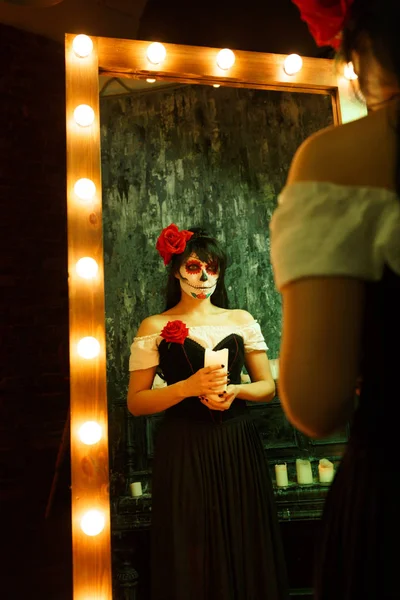 Image de fille zombie avec visage blanc et fleur rouge sur sa tête — Photo