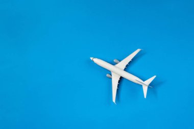 Resmini uçak boş mavi arka plan üzerinde izole