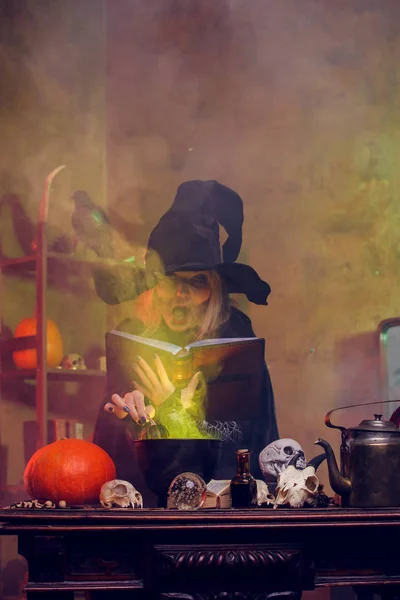 Foto der Hexe auf Hexenkessel mit Dampf — Stockfoto