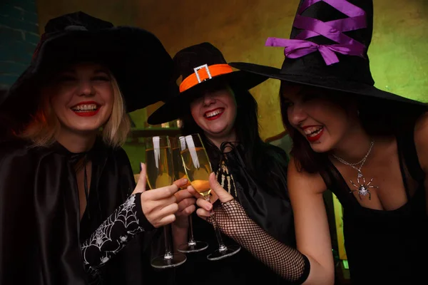 Immagine di tre streghe felici con bicchiere di vino — Foto Stock