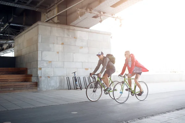 Imagen lateral de la mujer deportiva y el hombre montar en bicicleta —  Fotos de Stock