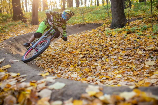 Foto di atleta uomo in sella a bici sportiva — Foto Stock