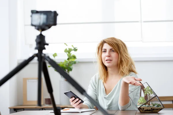 Photo of florist with florarium on table. — Stock Photo, Image