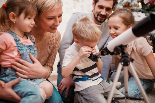 Photo de famille heureuse avec télescope — Photo