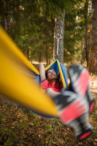 Фото щасливої брюнетки лежить в гамаку в лісі — стокове фото