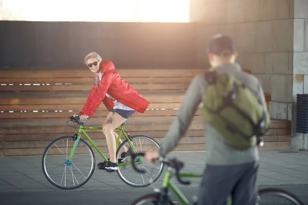 Боковой образ молодой спортивной женщины и мужчины на велосипеде — стоковое фото
