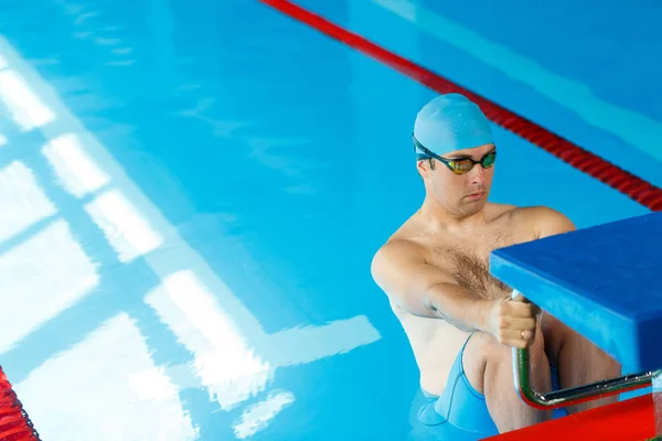 Afbeelding van de atleet zwemmer mens aan zijkant in zwembad — Stockfoto