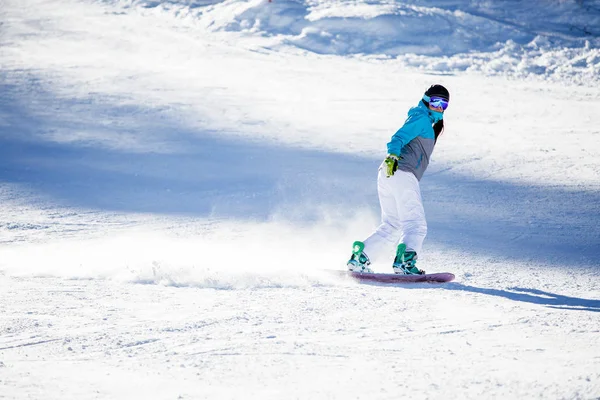 Foto de mulher de esportes snowboard em encosta nevada — Fotografia de Stock