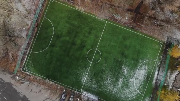 Tiro aéreo de campo de futebol amador. Filmagem 4k — Vídeo de Stock