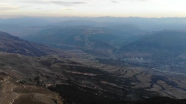 Drone havadan görünümü görüntülerini dağlar