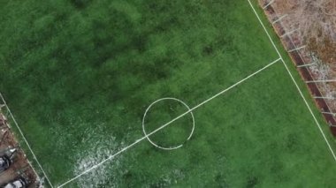 Amatör futbol sahasının havadan çekimi. 4k görüntü