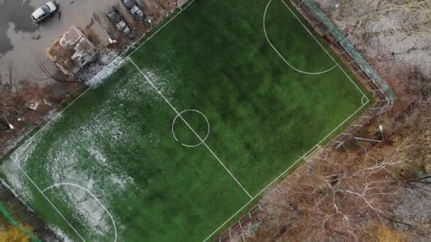 Повітряний постріл аматорського футбольного поля. 4k кадри — стокове відео