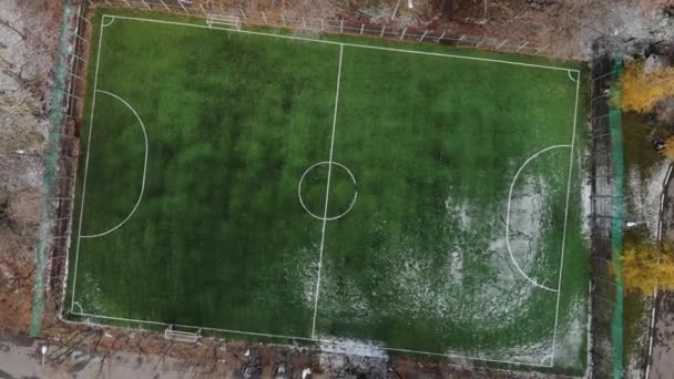 Colpo aereo di campo da calcio amatoriale. 4k filmati — Video Stock