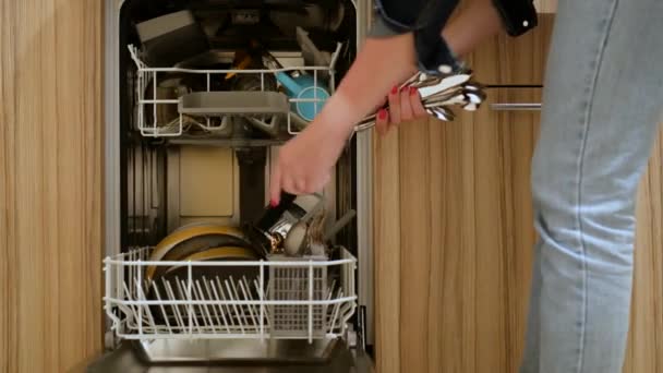 Человек кладет грязную посуду в посудомоечную машину 4k — стоковое видео
