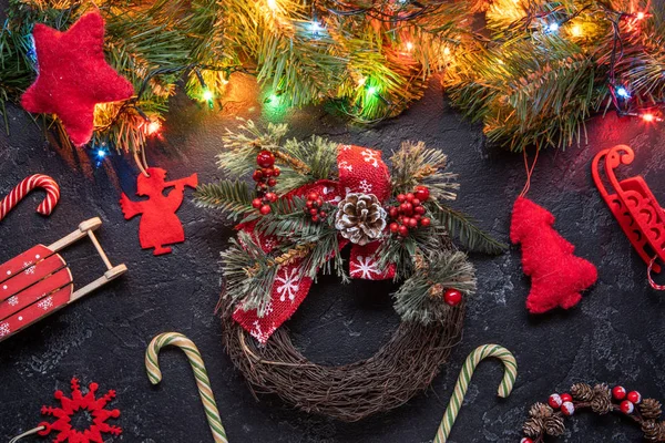 Weihnachten Hintergrund mit Kranz. Ansicht von oben. — Stockfoto