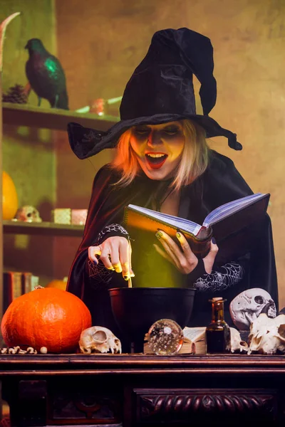 Witchs obraz czytania pisowni nad garnkiem steam zielony — Zdjęcie stockowe