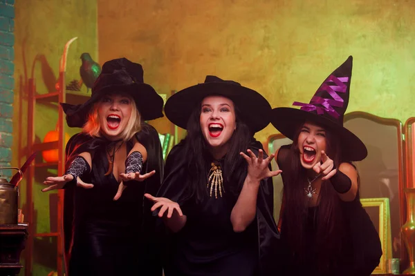 Picture of screaming three fortune-tellers in black hats — Stock Photo, Image