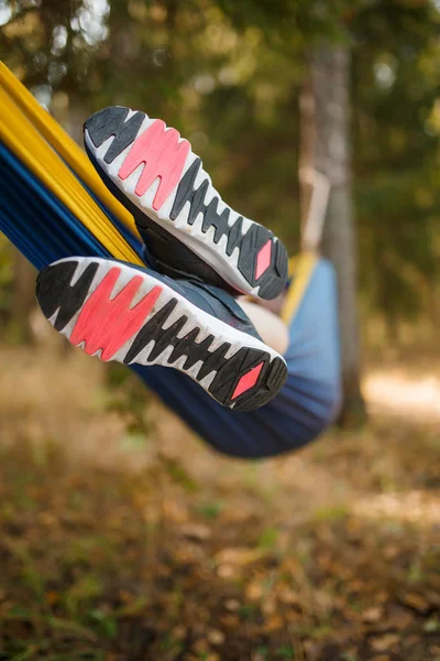 Foto av mans ben hängande från hängmatta i skogen — Stockfoto