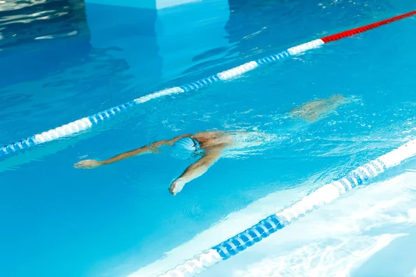 Kép, sportoló ember a medence víz alatti úszó kék gumi sapka — Stock Fotó
