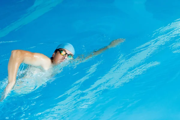 Фристайл-пловец в бассейне — стоковое фото