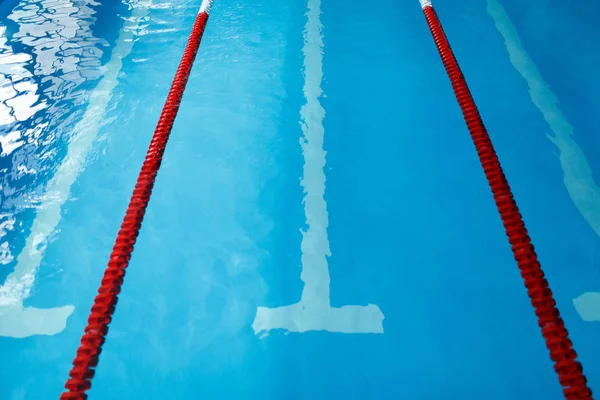 Foto von der Spitze des Schwimmbades mit roten Trennwänden — Stockfoto