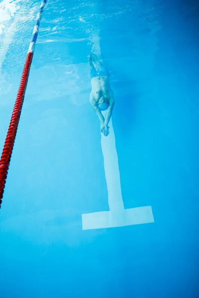 Foto en la parte superior del deportista nadando en la parte posterior de la piscina cubierta — Foto de Stock