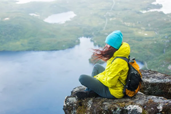 Foto von Touristen Mädchen mit Rucksack sitzt auf dem Gipfel des Berges im Hintergrund der malerischen Landschaft — Stockfoto