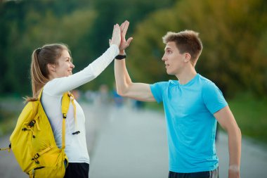 Genç kadın ve erkeklerle el sıkışma Park yaz günü resmi.