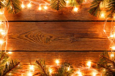 Garland çevresindeki, Ladin ağacı dalları yanma ile ahşap yüzey görüntüsünü.