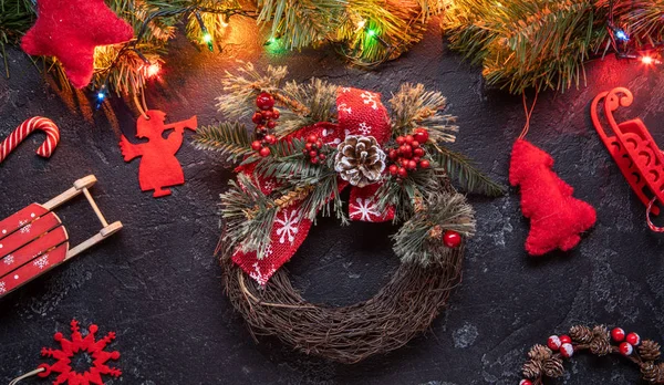 Kerstmis achtergrond met krans. Bovenaanzicht. — Stockfoto