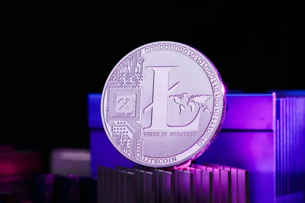 Gambar mata uang crypto, litecoin dan prosesor di latar belakang pink — Stok Foto