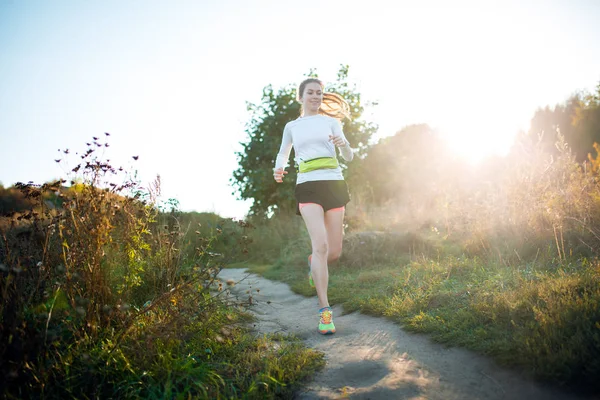 Φωτογραφία τρέχοντας αθλητής γυναίκας στο πάρκο — Φωτογραφία Αρχείου