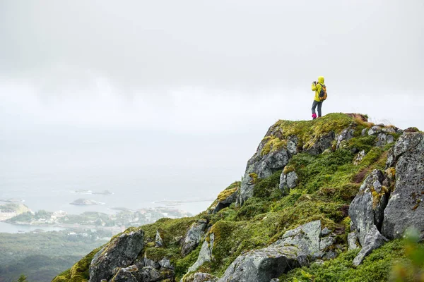 Foto von der Rückseite der Sportlerin, die das Stehen auf dem Berg am Herbstnachmittag fotografiert — Stockfoto