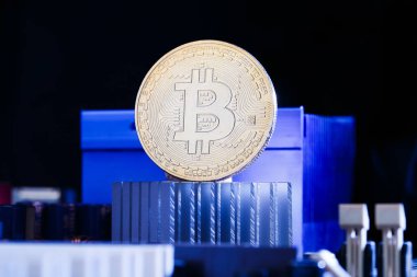 Sanal para, bitcoin ve işlemci üzerinde mavi arka plan resmi