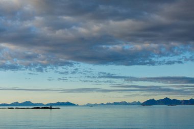 Fotoğraf karanlık bulutlu gökyüzü, deniz feneri ve deniz
