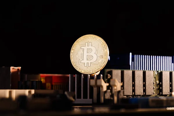 暗号通貨、bitcoin とオレンジ色の背景上のプロセッサの画像 — ストック写真