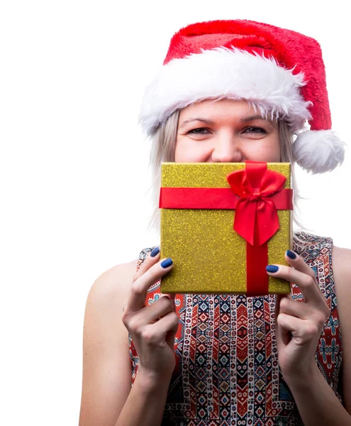 Bild der fröhlichen Blondine in Weihnachtsmannmütze mit Geschenk im Gesicht — Stockfoto