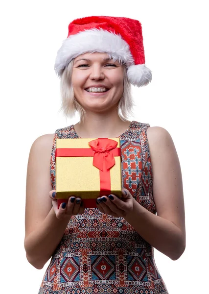 Foto der Blondine mit Brille und Weihnachtsmütze mit Geschenk in der Hand — Stockfoto