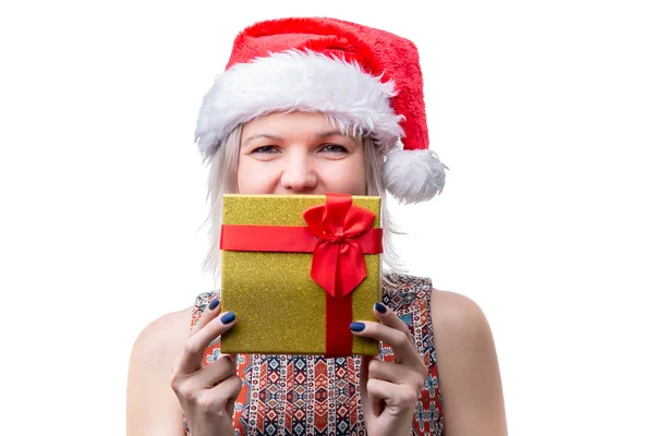 Bild der Blondine mit Brille und Weihnachtsmütze mit Geschenk in der Hand — Stockfoto