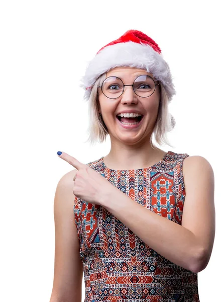 Bild einer glücklichen Blondine mit Brille und Weihnachtsmannmütze, die den Finger im leeren Raum zeigt — Stockfoto