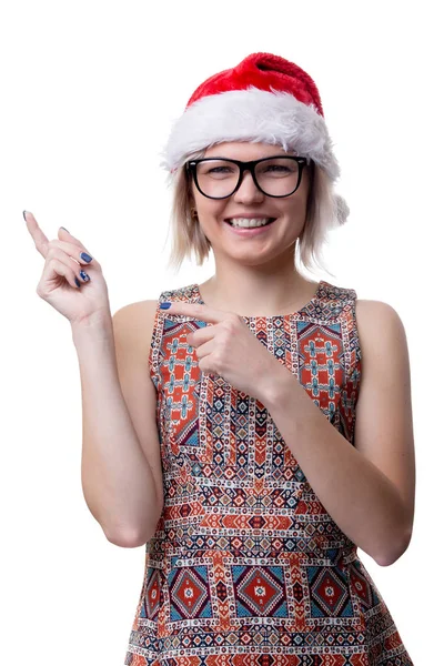 Bild der Blondine mit Brille und Weihnachtsmannmütze, die den Finger auf dem leeren Raum zeigt — Stockfoto