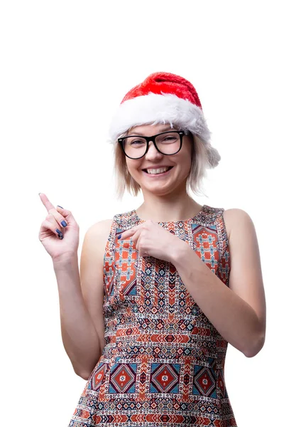 Bild der Blondine mit Brille und Weihnachtsmannmütze, die den Finger auf dem leeren Raum zeigt — Stockfoto