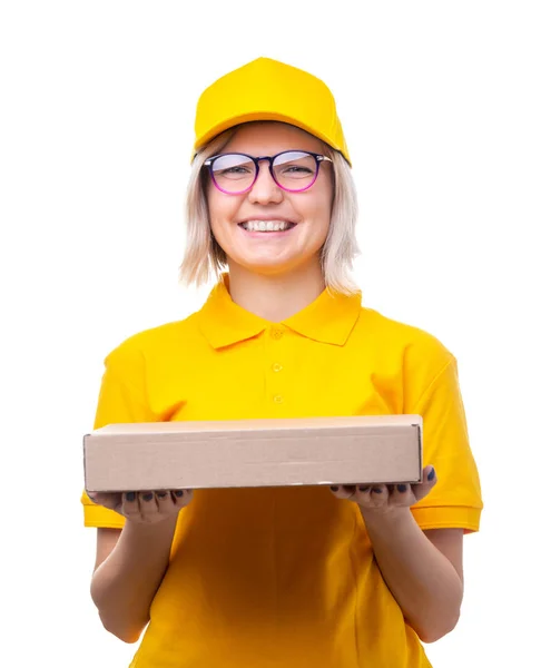 Image de jeune femme coursier avec lunettes et T-shirt jaune avec boîte dans ses mains — Photo