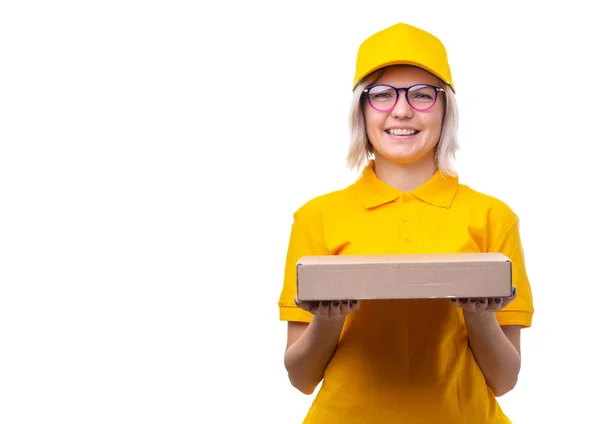 Bild av ung kvinna courier med glasögon och gul T-shirt med box i hennes händer — Stockfoto