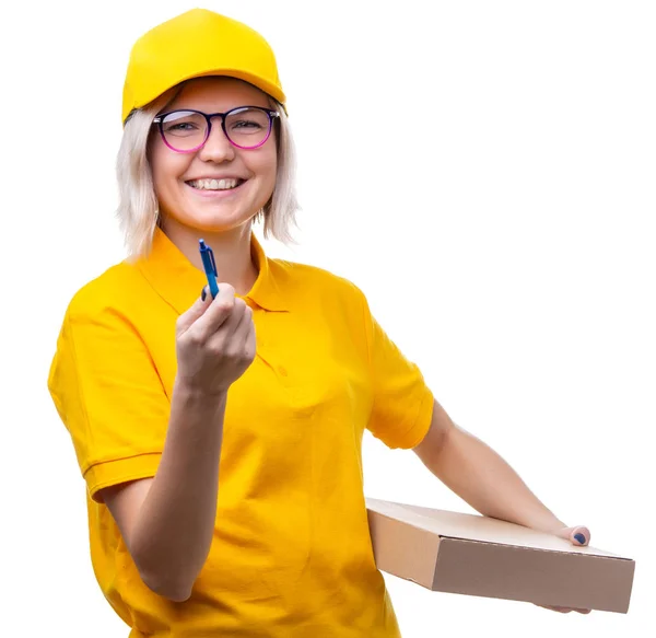 Foto av unga blonda courier med glasögon och gul T-shirt med box och penna i hennes händer — Stockfoto