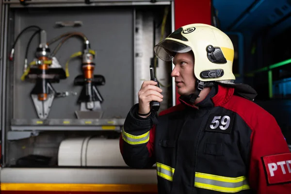 Imagem de bombeiro masculino no capacete falando em walkie-talkie — Fotografia de Stock