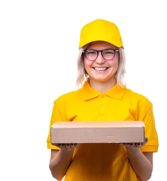 Photo de jeune femme coursier avec lunettes et T-shirt jaune avec boîte dans ses mains — Photo