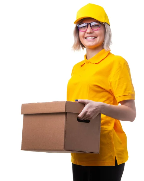 Gambar wanita kurir dengan kacamata dan kaos kuning dengan kotak kardus di tangannya — Stok Foto