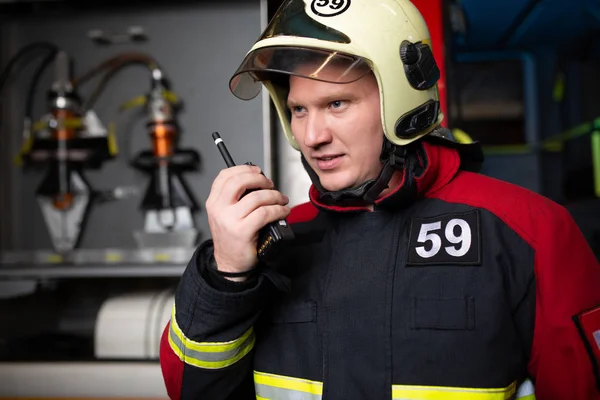Foto de un bombero en casco hablando por radio —  Fotos de Stock